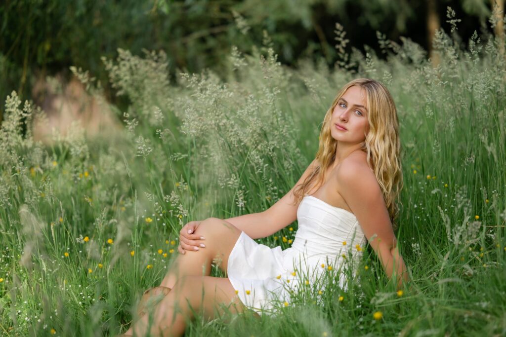kirkland senior in white dress at juanita bay park