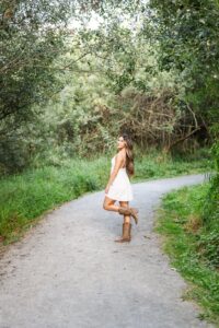 country senior picture white dress