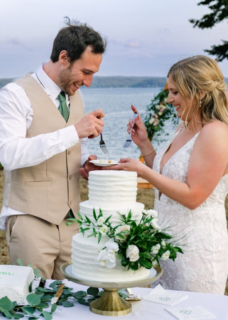 wedding cake cutting