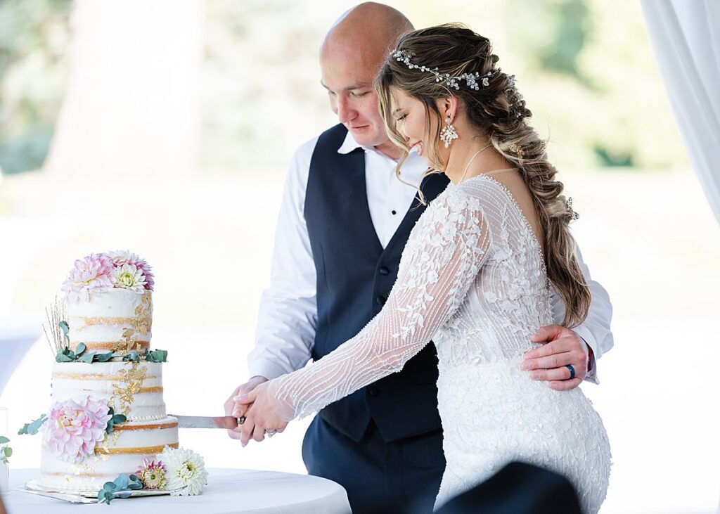 wedding cake cutting