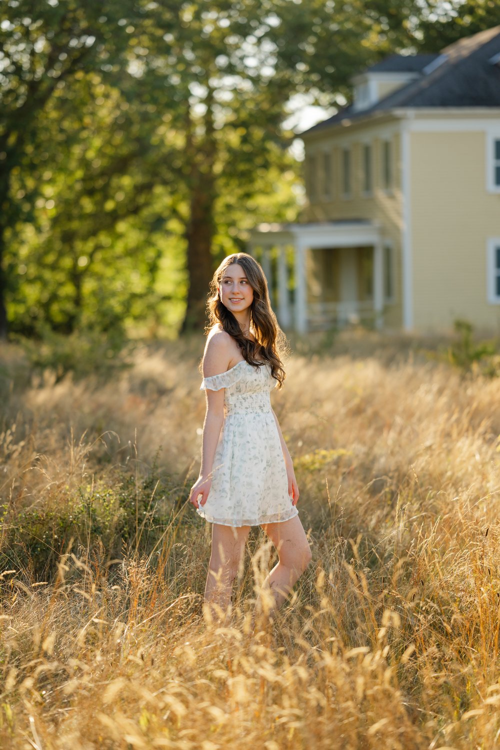 seattle discovery park summer senior photoshoot tall grass
