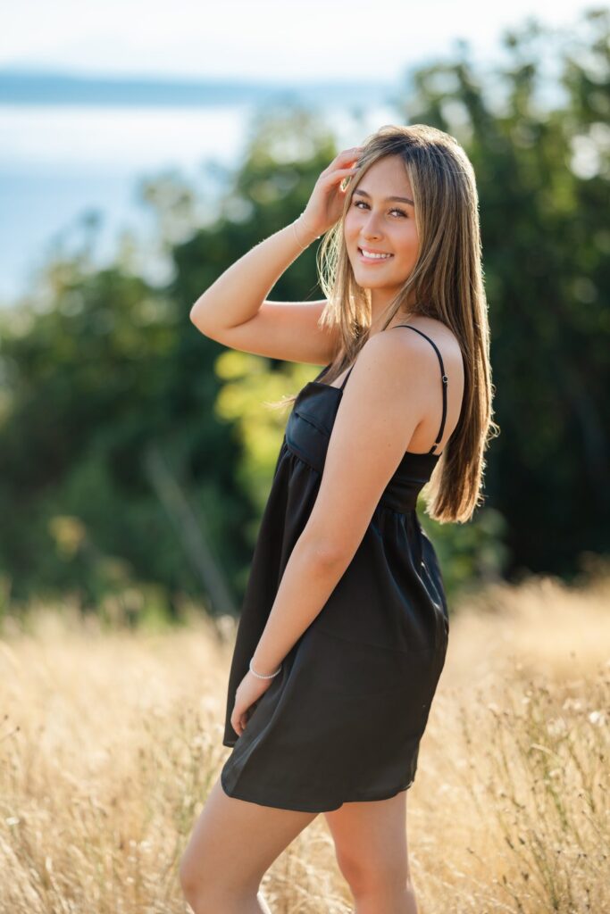 kirkland high school senior girl on discovery park bluff seattle